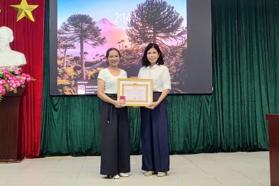 CHÚC MỪNG ĐỒNG CHÍ HOÀNG QUỲNH THOA – ĐẢNG VIÊN CHI BỘ TRƯỜNG TIỂU HỌC ĐÔNG THÀNH VINH DỰ NHẬN HUY HIỆU 30 NĂM TUỔI ĐẢNG